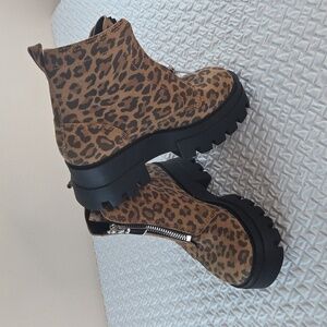 Gianni Bini NWT Suede Tan/Bl Combat Boots 6M Platform Center Zip Chunky Lug Sole